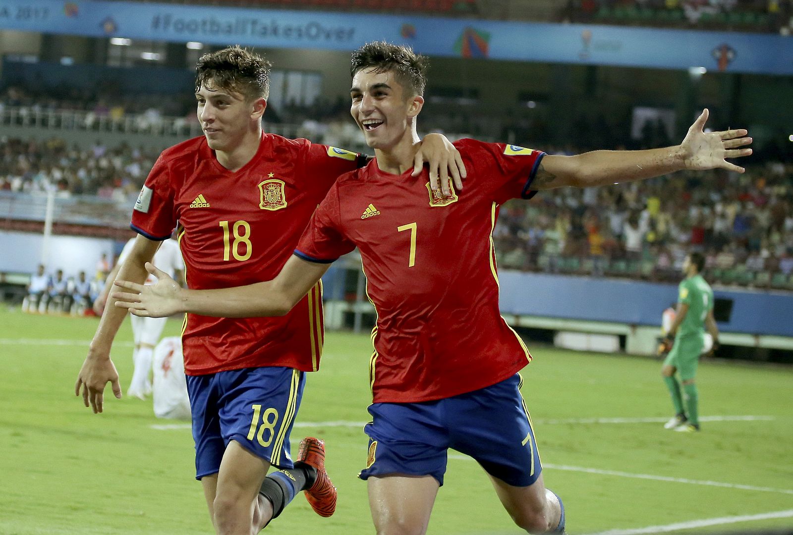 El jugador de la selección española sub 17 Ferrán Torres (d) celebra con su compañero César Gelabert su gol marcado ante Irán en cuartos.