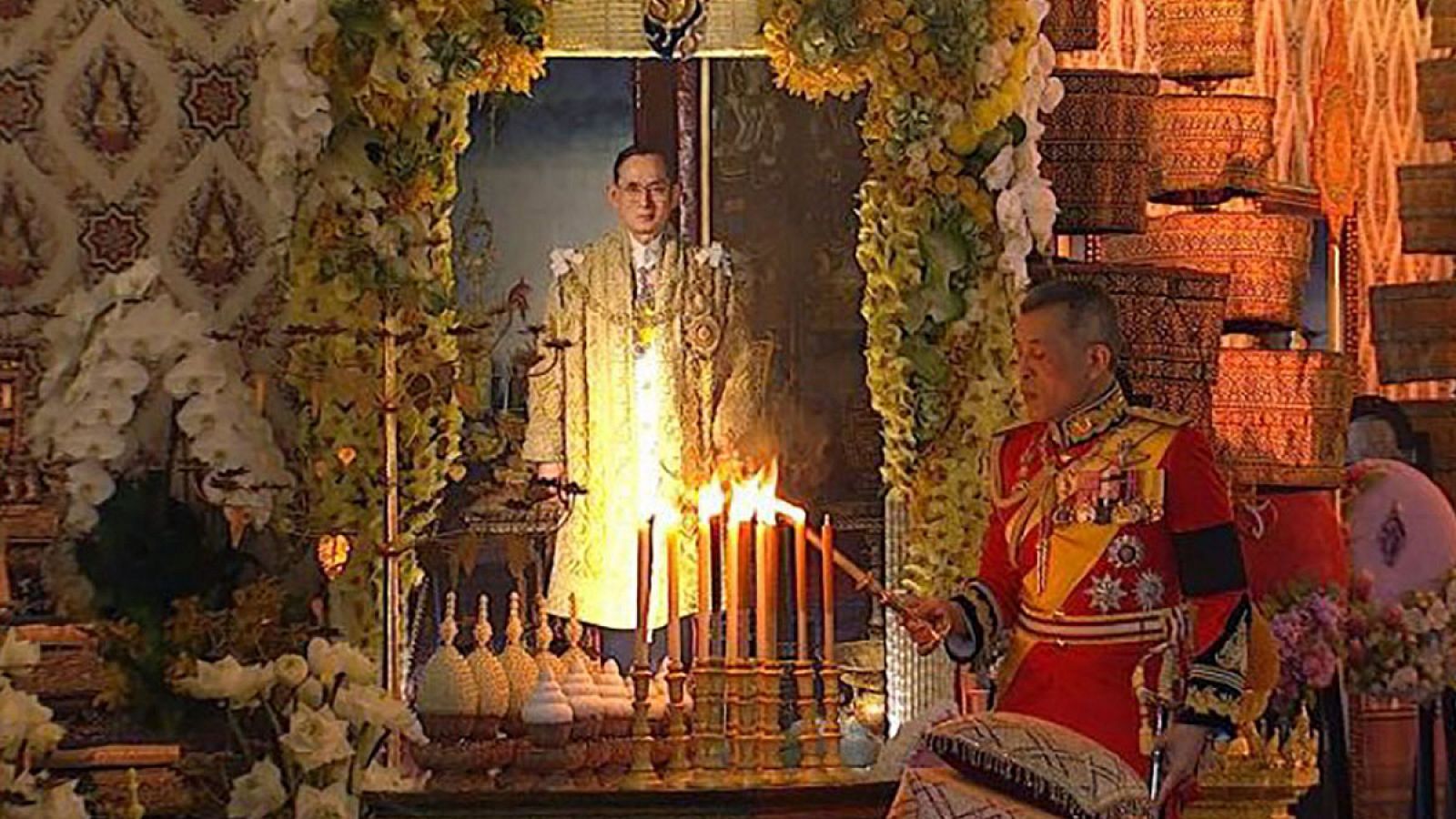 El rey Maha Vajiranlongkorn enciende una vela en honor a su padre, el rey Bhumibol