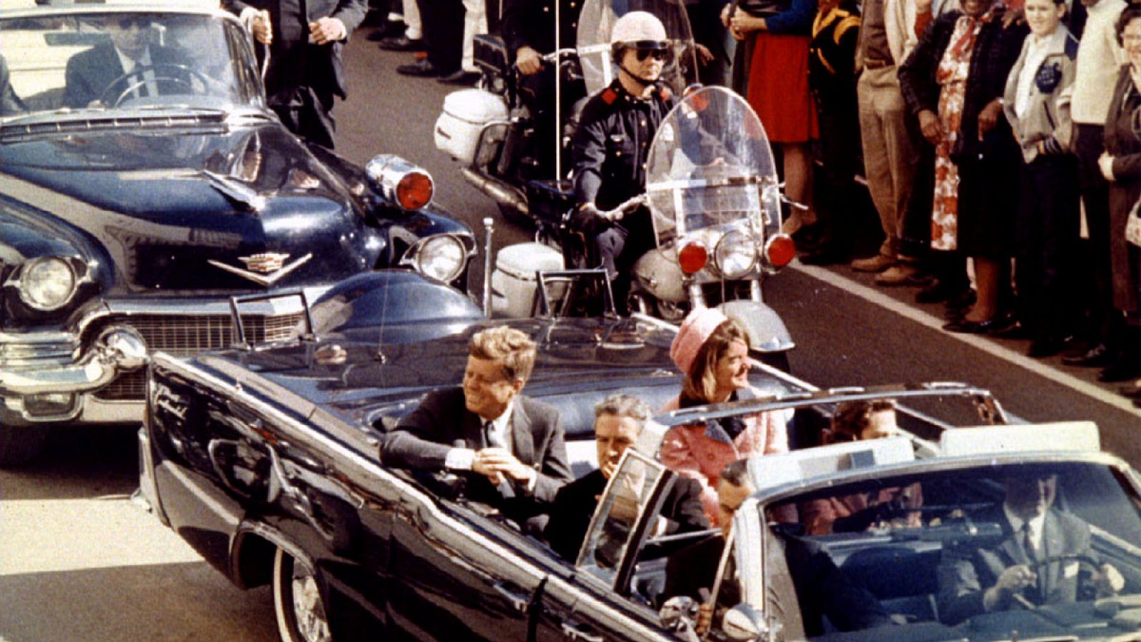 Imagen de archivo de John F. Kennedy minutos antes de ser asesinado en Dallas (Texas) el 22 de noviembre de 1963.