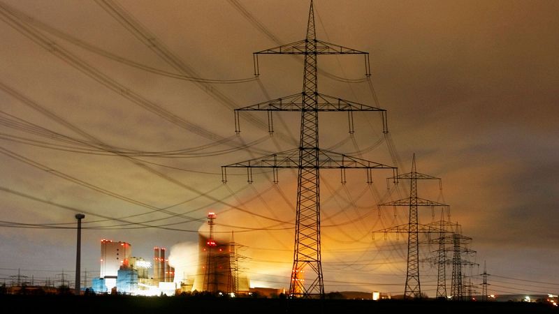 Torres de electricidad enfrente de una central térmica