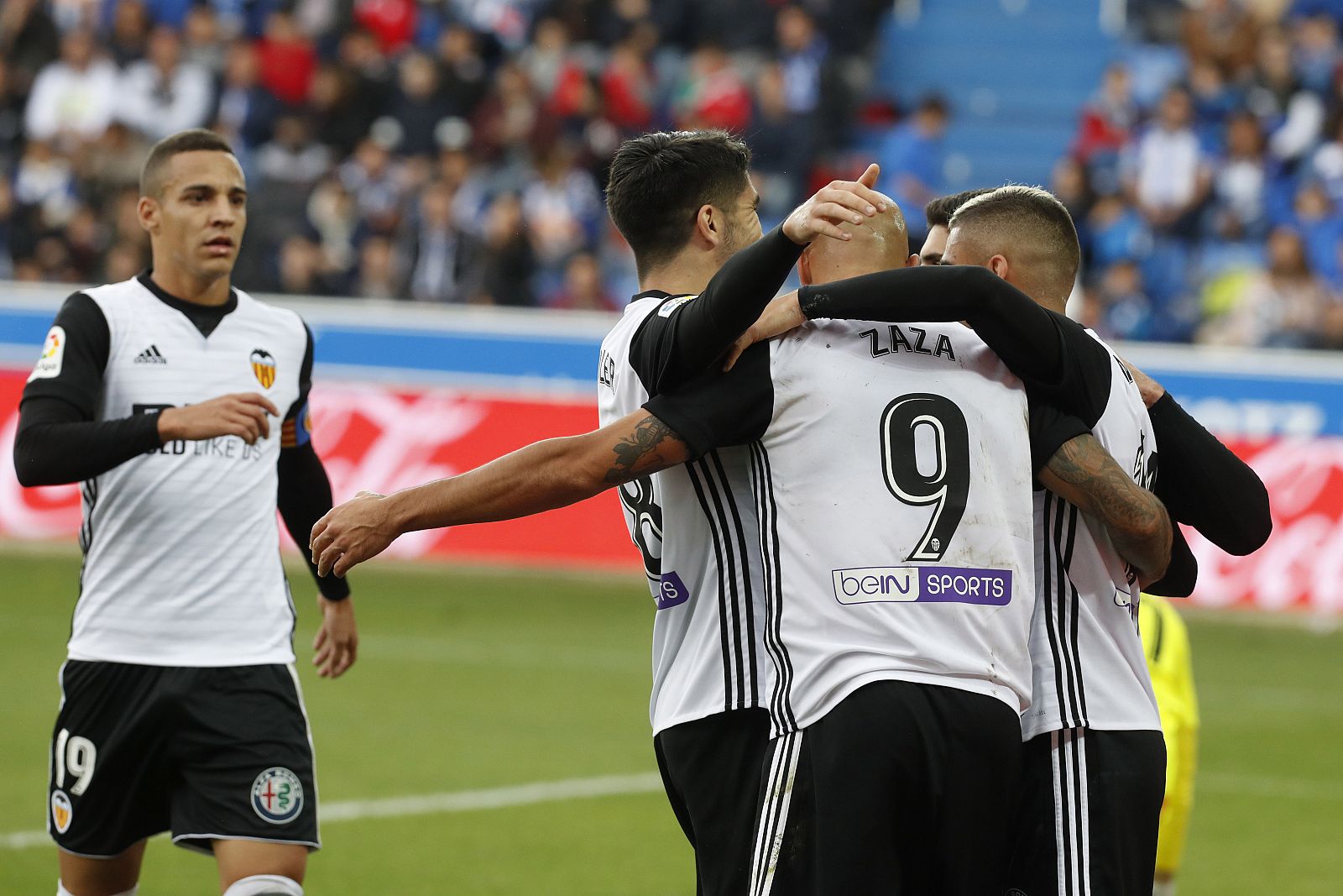 Simone Zaza celebra con sus compañeros su gol marcado ante el Alavés.