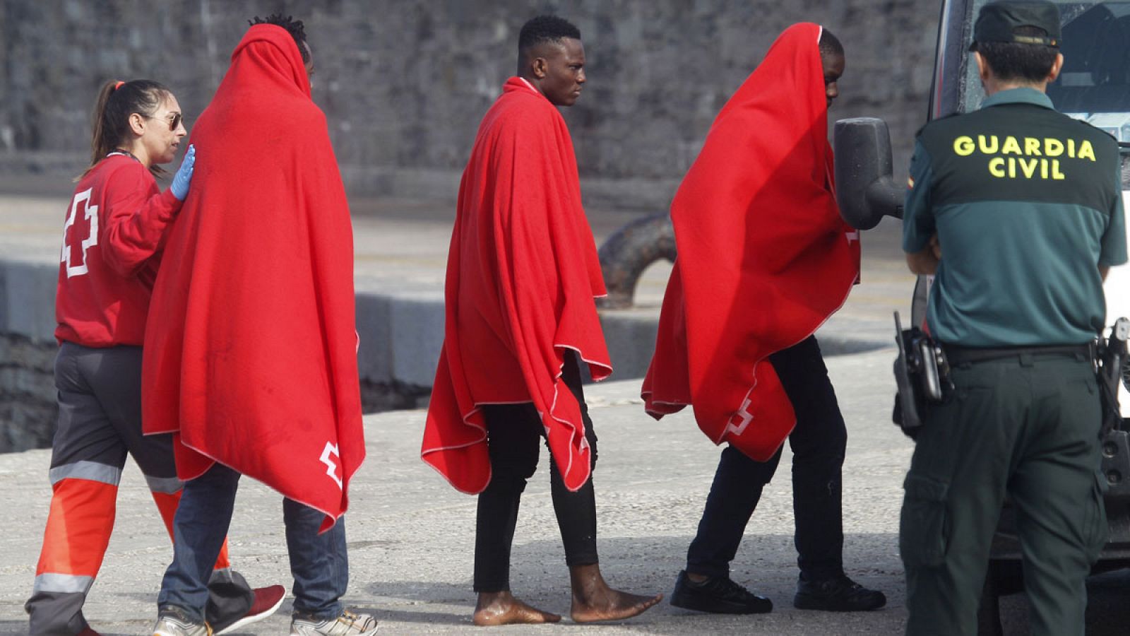 Inmigrantes atendidos por Cruz Roja a su llegada al puerto de Tarifa