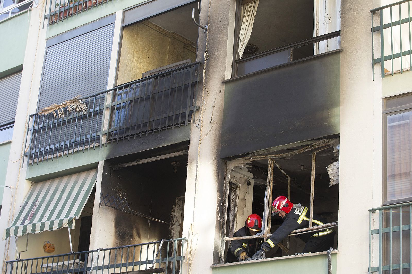 Edificio de cuatro alturas en Burriana donde se ha declarado un incendio