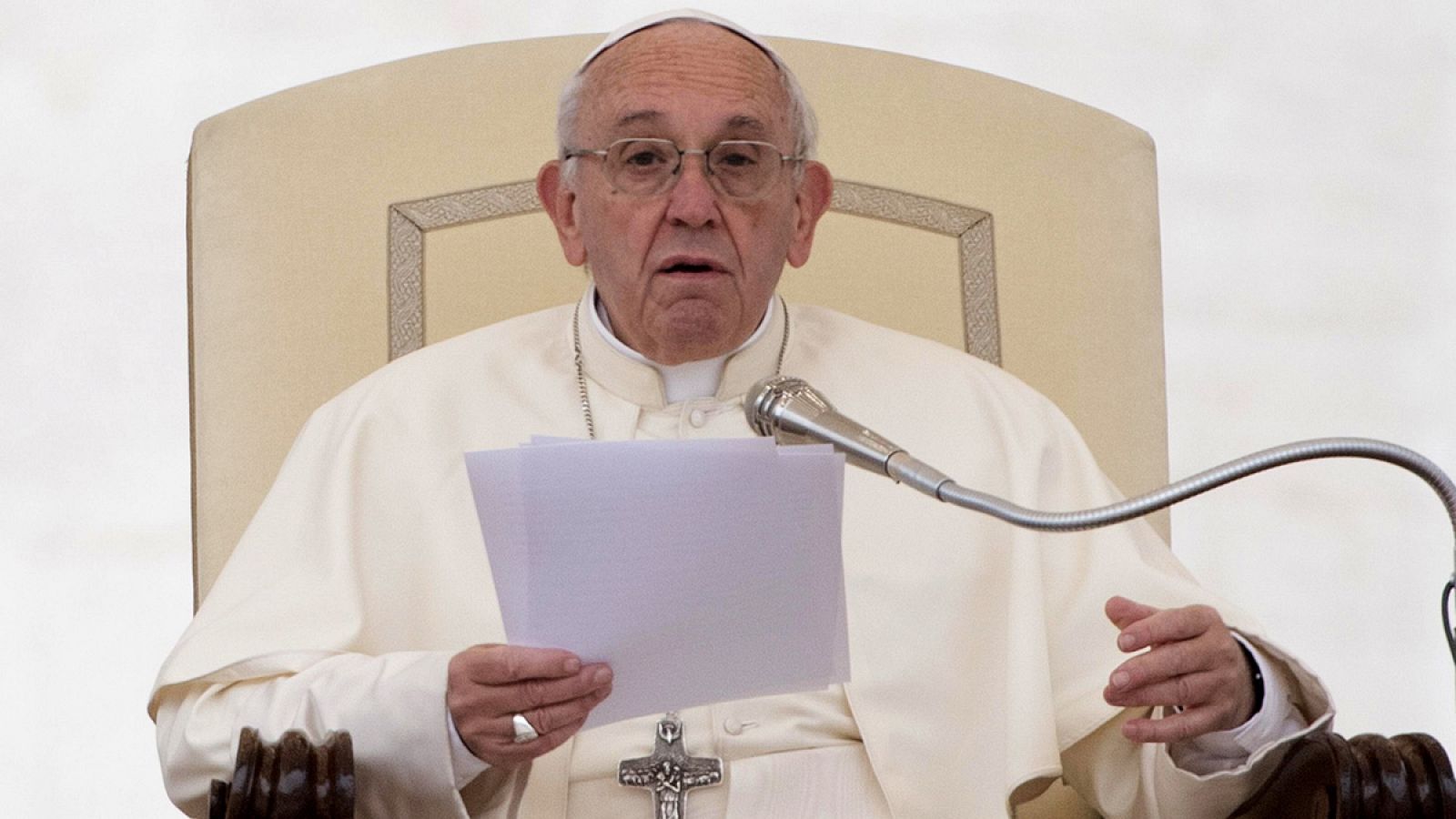 El papa preside una audiencia en la plaza de San Pedro