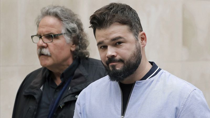 En primer plano el diputado de ERC Gabriel Rufián, junto a Joan Tarda