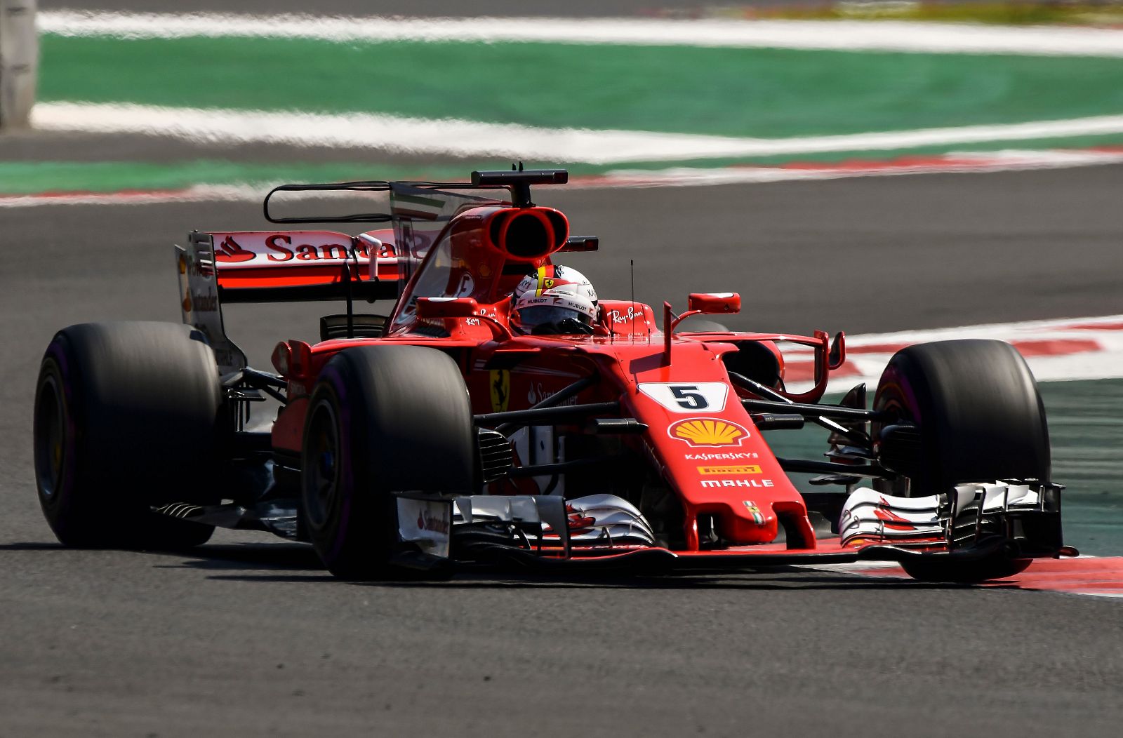 Imagen del piloto de Ferrari Sebastian Vettel sobre el asfalto del circuito mexicano Hermanos Rodriguez.