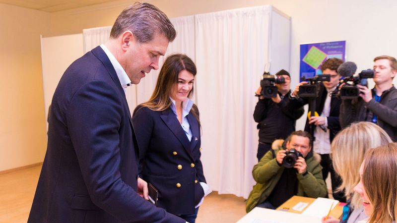 El primer ministro de Islandia Bjarni Benediktsson, del Partido de la Independencia, en un colegio electoral de Gardabaer el sábado 28 de octubre de 2017.