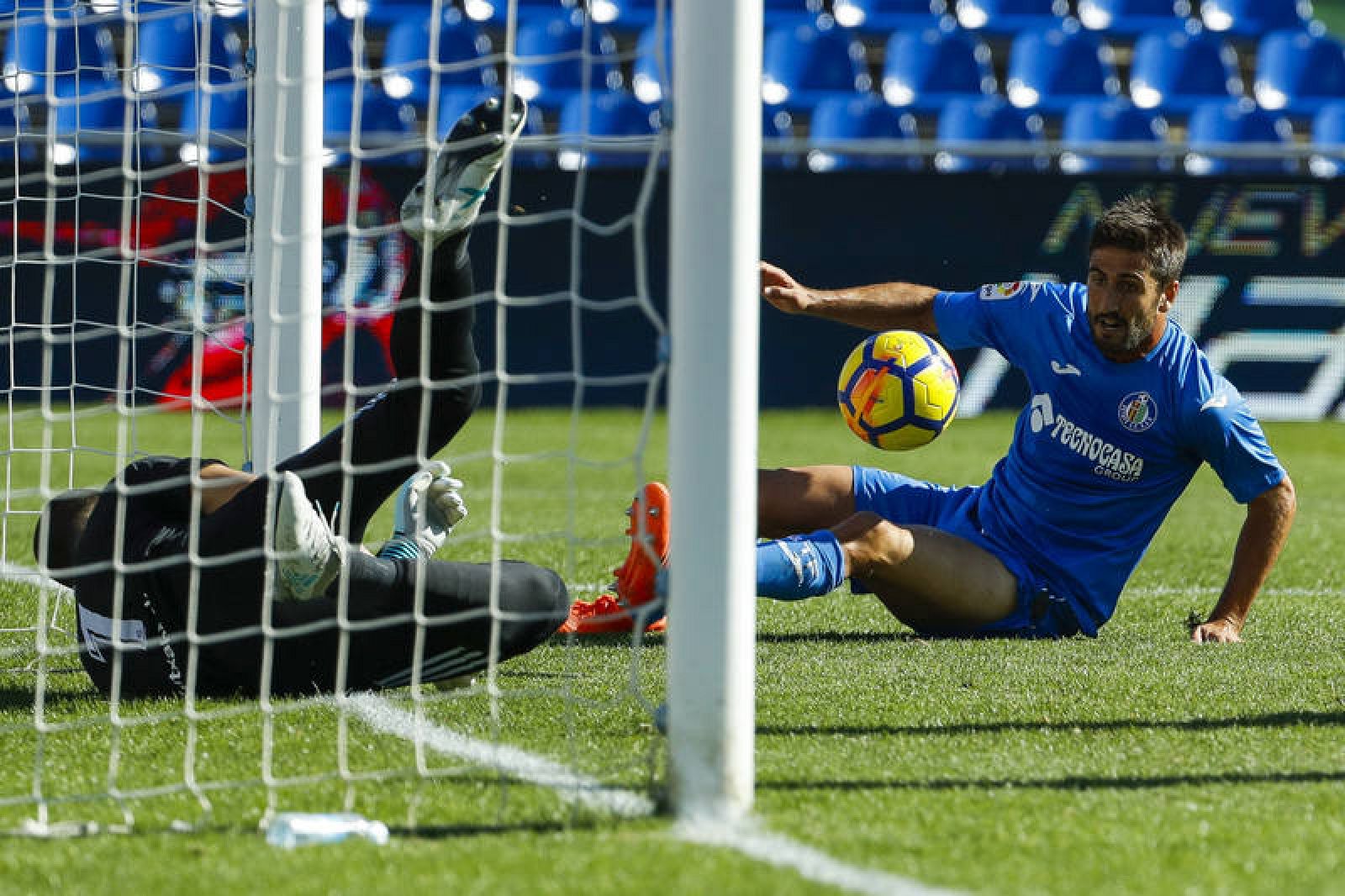 Markel Bergara (d) disputa un balón con con el portero de la Real Sociedad durante el partido.