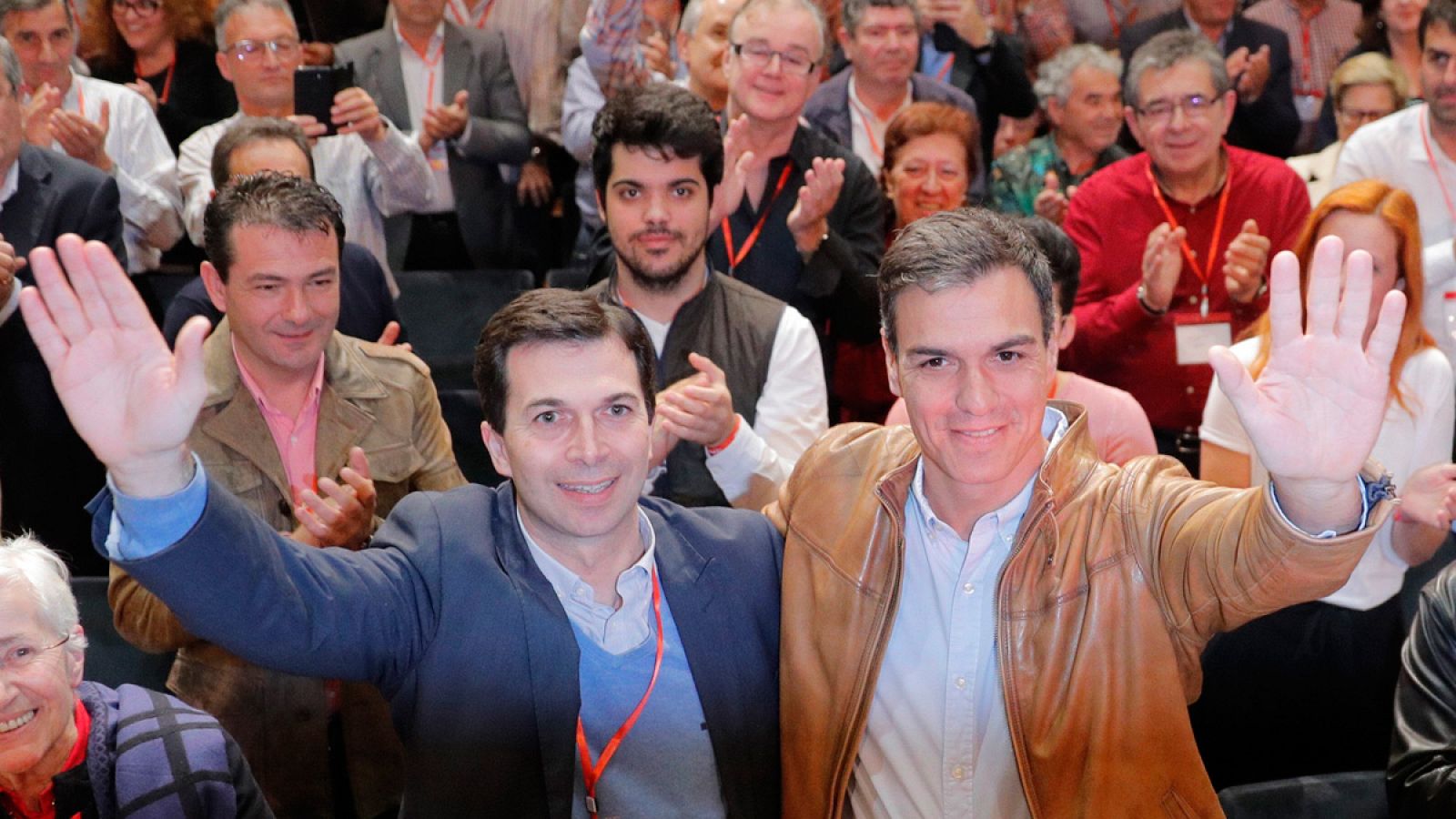 El secretario general del PSOE, Pedro Sánchez, y el nuevo secretario general del PSdG, Gonzalo Caballero