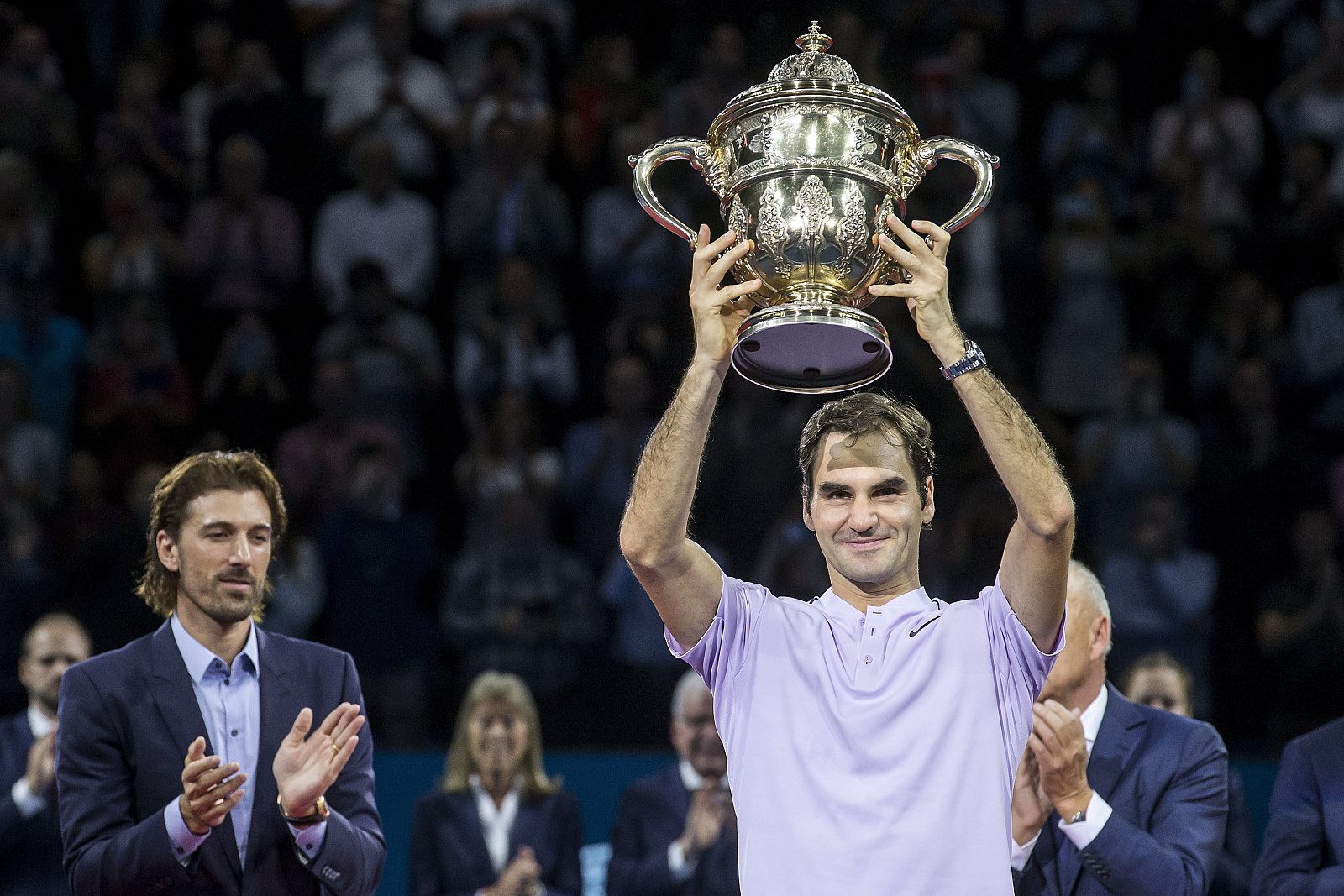 Roger Federer tras conquistar el Open 500 de Basilea.