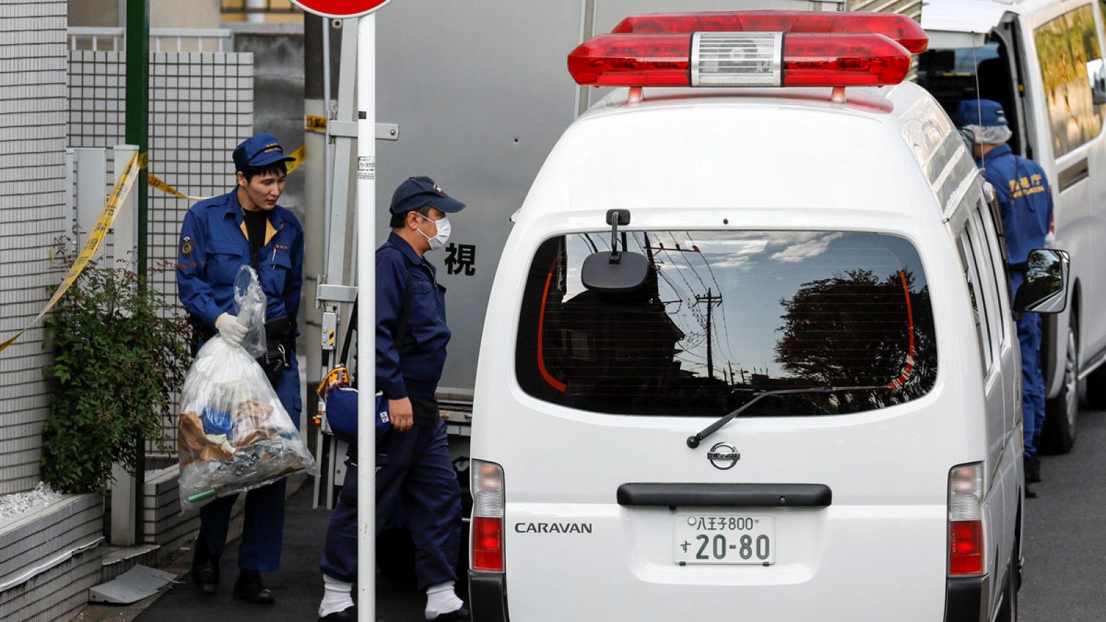 La Policía nipona saca material incautado del piso de Tokio