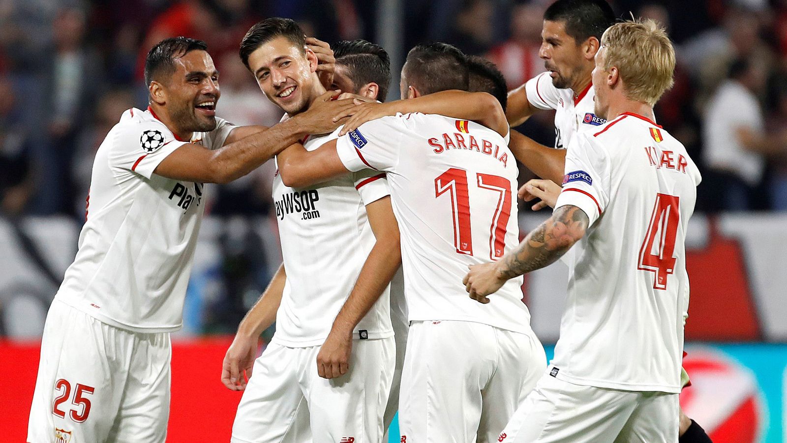 Los jugadores del Sevilla celebran el gol de Lenglet, primero ante el Spartak.