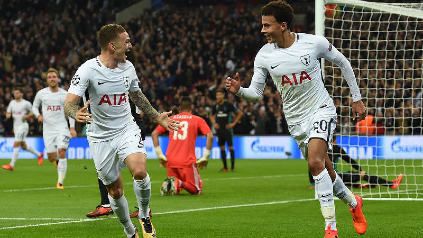 Dele Alli celebra su primer gol con Trippier.