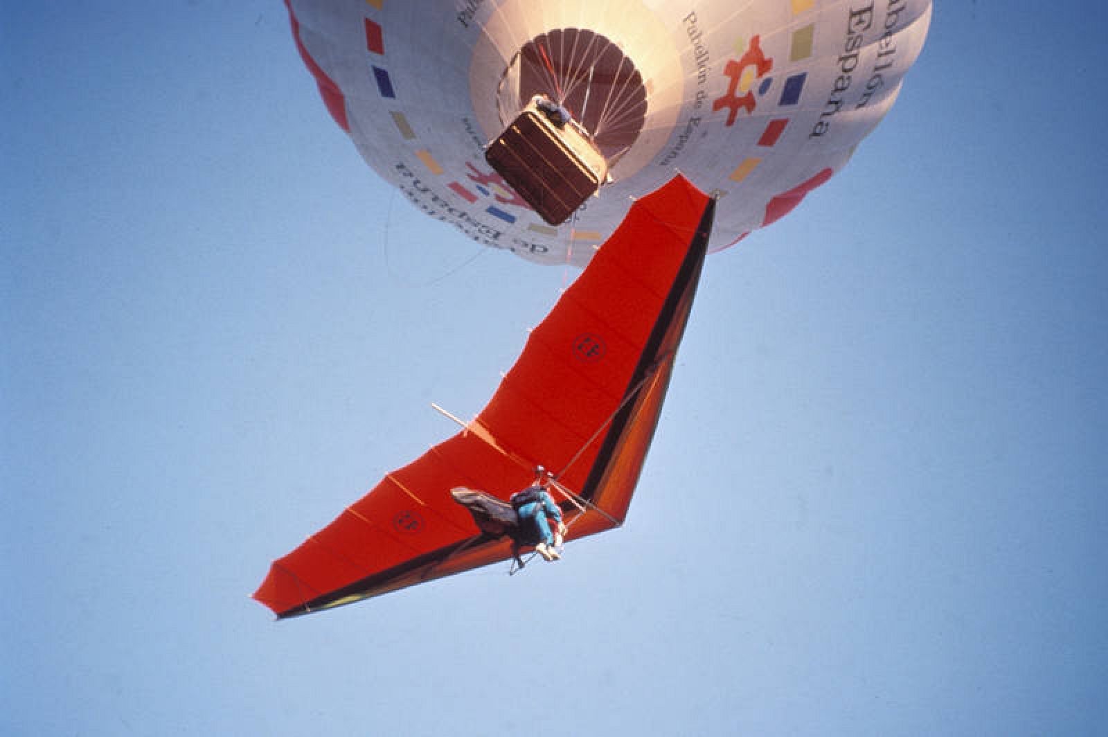 Volamos hasta la estratosfera en globo aerostático para que Laureano Casado y Cielo Cremades saltaran  en paracaídas