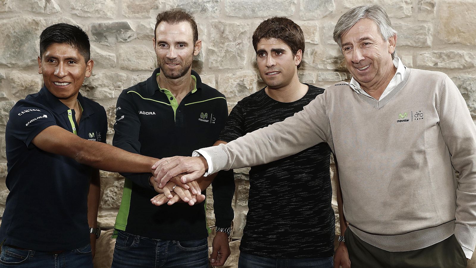 Los tres líderes del Movistar, junto al director del equipo, Eusebio Unzué.