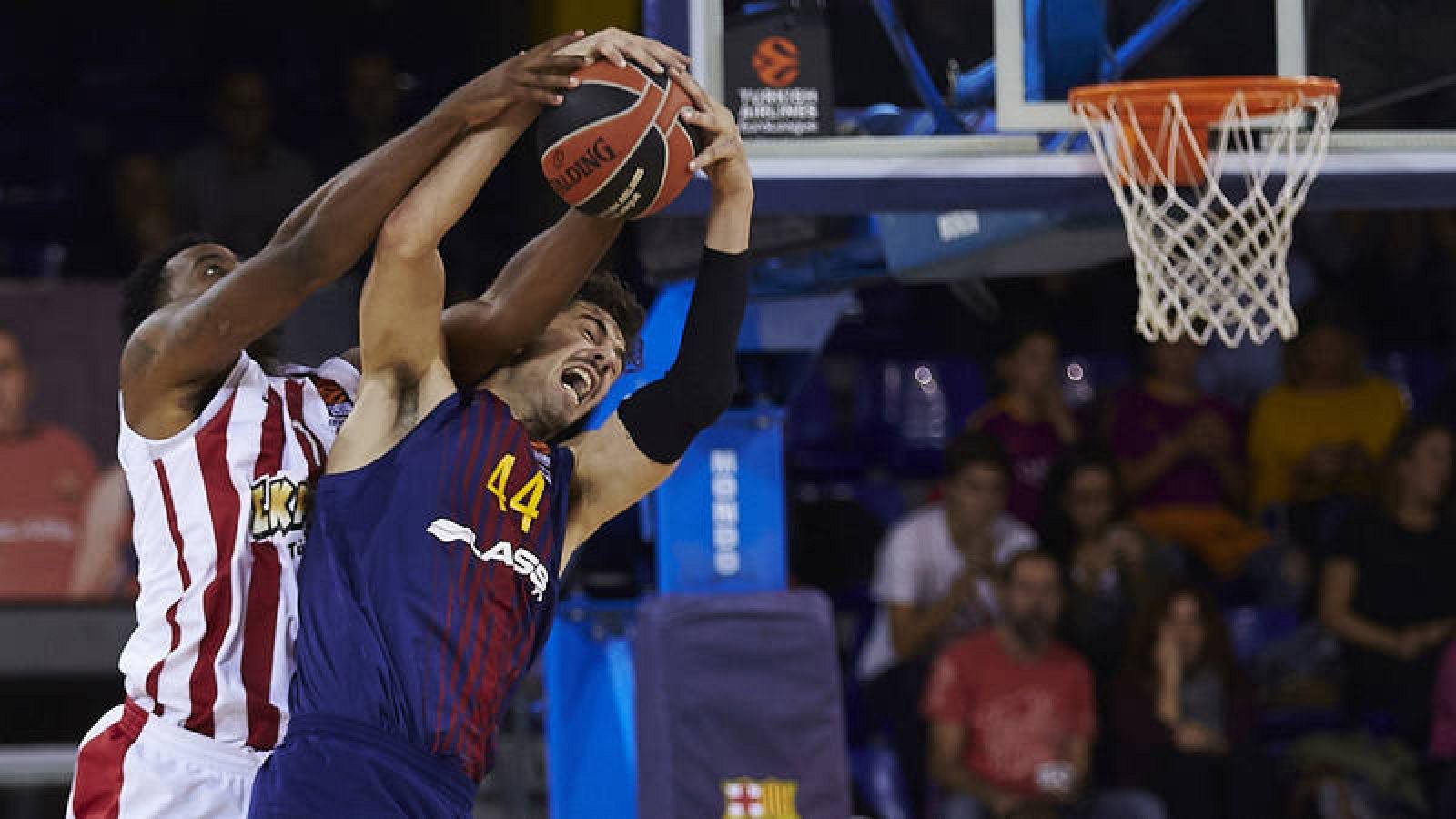 El pívot del FC Barcelona Lassa Ante Tomic pelea un rebote con Jamel Mclean, de Olympiacos.