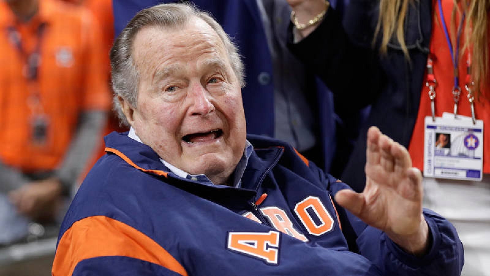Acusan a Bush padre de tocamientos sexuales 