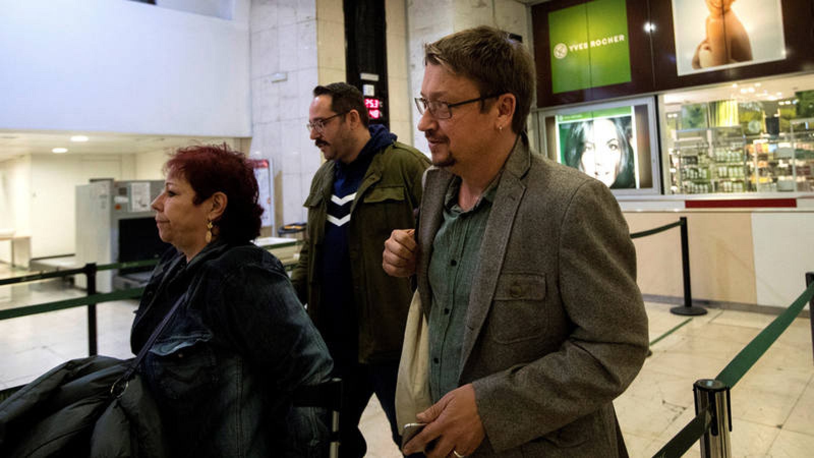 El diputado de En Comú Podem Xavier Domènech en la estación de Sants en Barcelona
