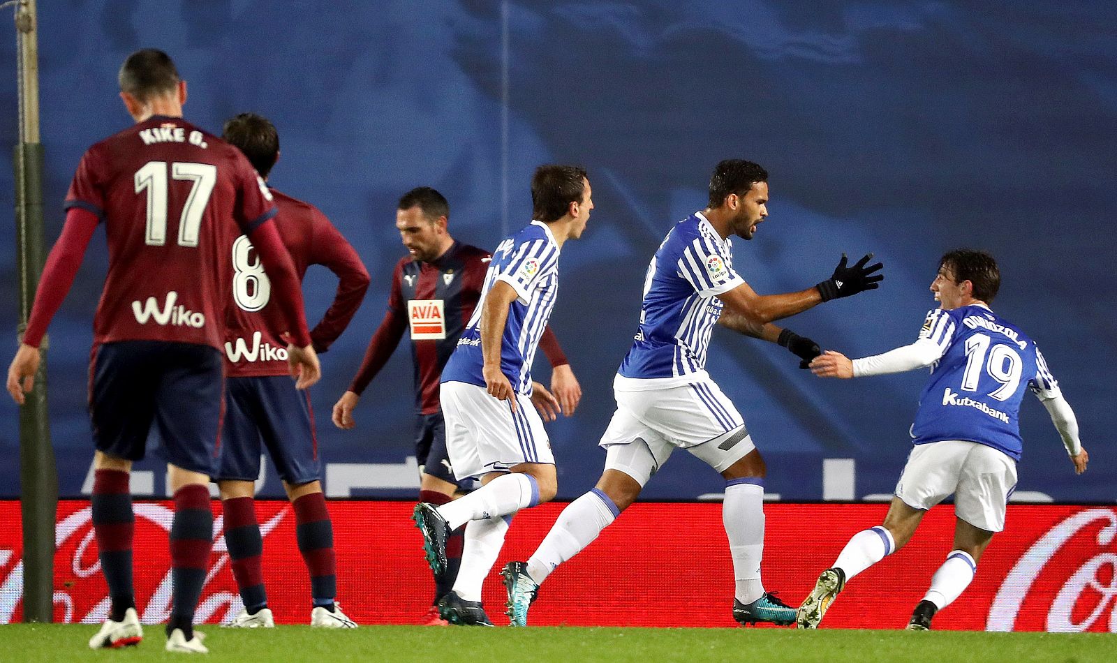 Los jugadores de la Real Sociedad celebran el primer gol ante el Eibar, marcado por el brasileño Willian José.