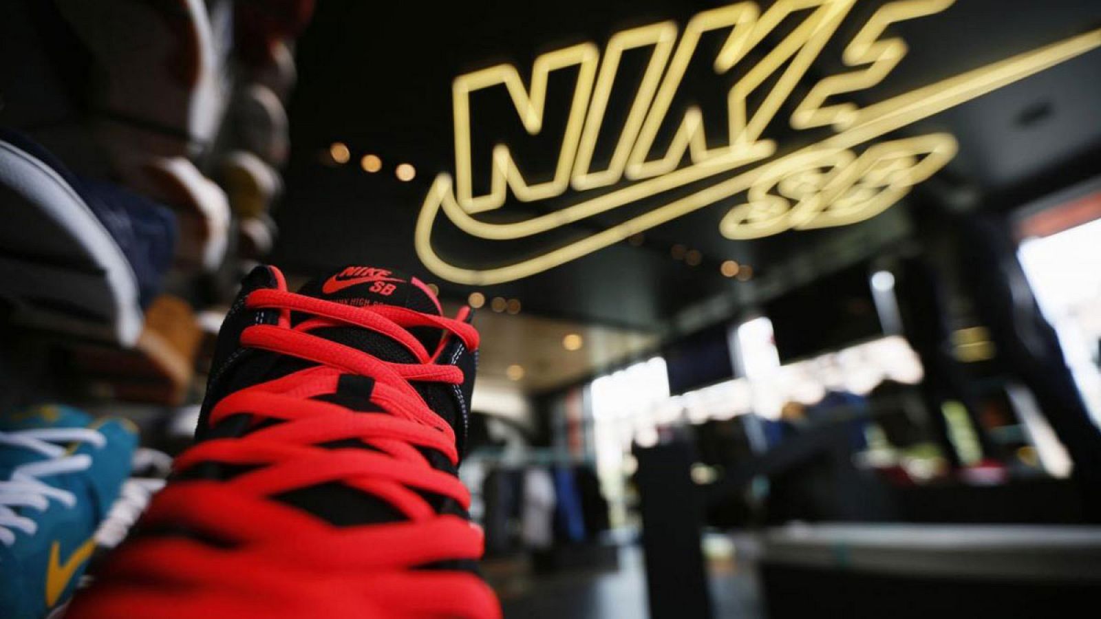 Zapatillas Nike expuestas en una tienda de la multinacional en la ciudad californiana de Santa Mónica