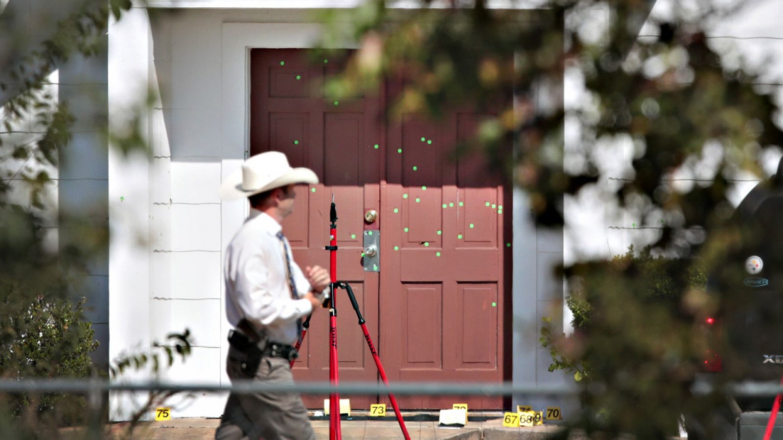 Agujeros de bala en la entrada de la First Baptist Church, la iglesia atacada en Sutherland Springs