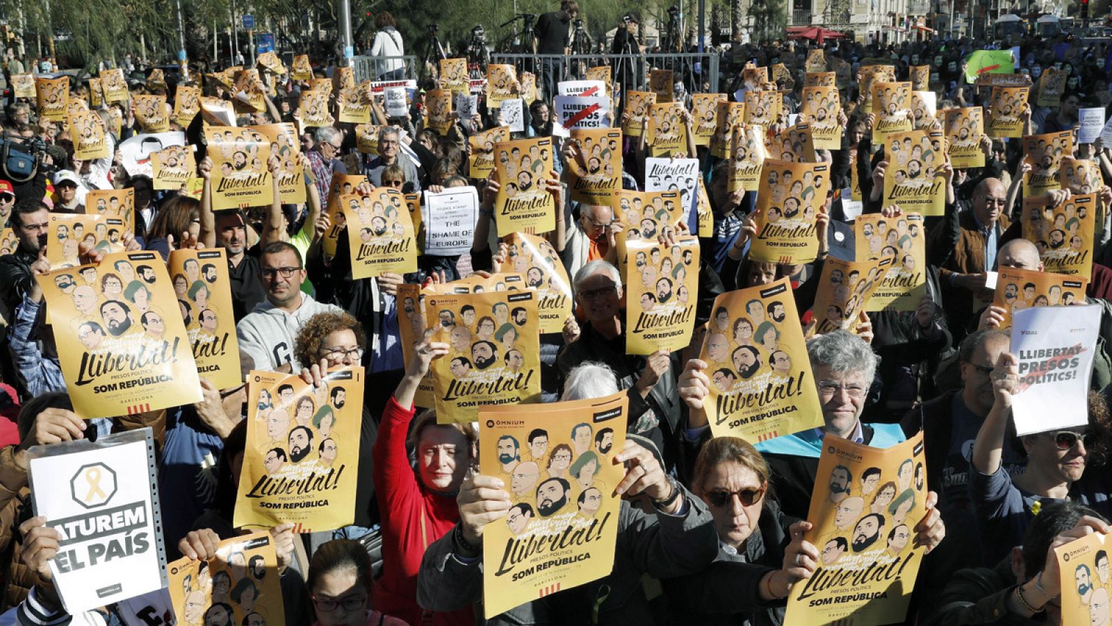 Manifestación en Barcelona para pedir la libertad de los exconsellers