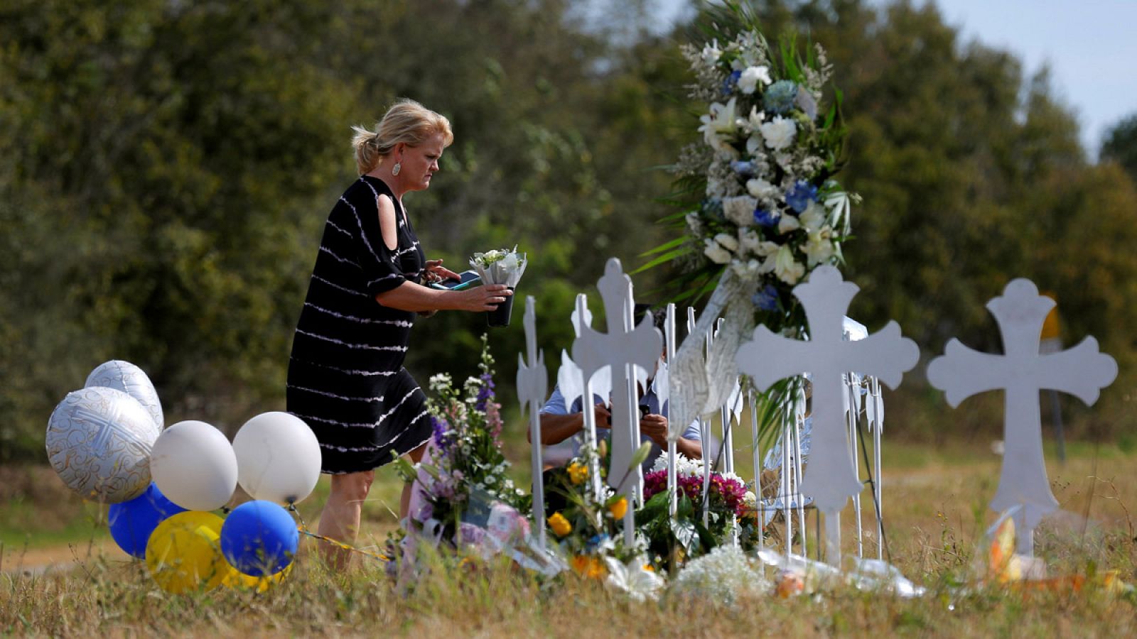 Una mujer homenajea a las víctimas del tiroteo en Sutherland Springs