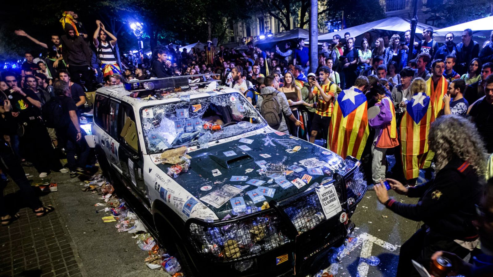 Aspecto de uno de los coches de la Guardia Civil que realizaban un registro con motivo del 1-O en la sede de la consellería de Economía de la Generalitat.