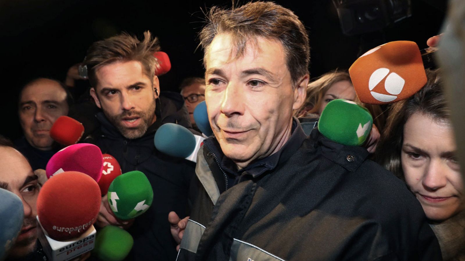 El expresidente de la Comunidad de Madrid, rodeado de periodistas a su salida de la madrileña carcel de Soto del Real el pasado miércoles.