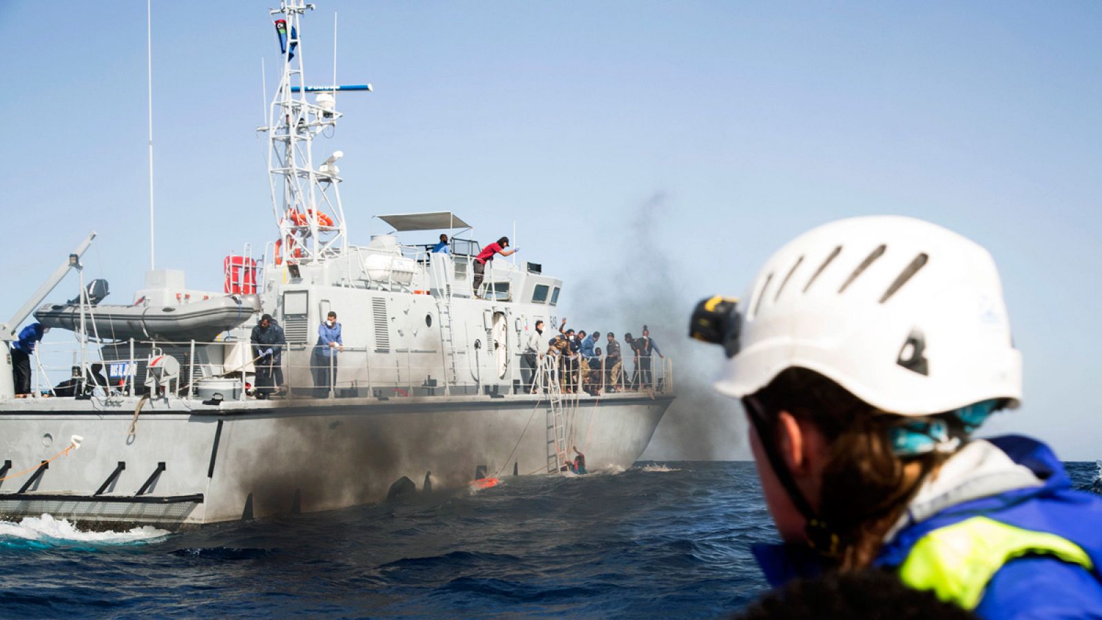 Fotografía facilitada por la ONG alemana Sea Watch de la patrulla de la Marina militar libia