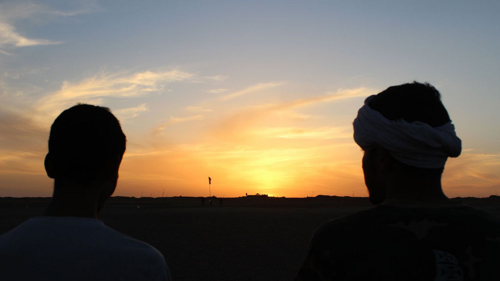 Dos jóvenes saharauis observan el muro que separa el Sáhara Occidental.