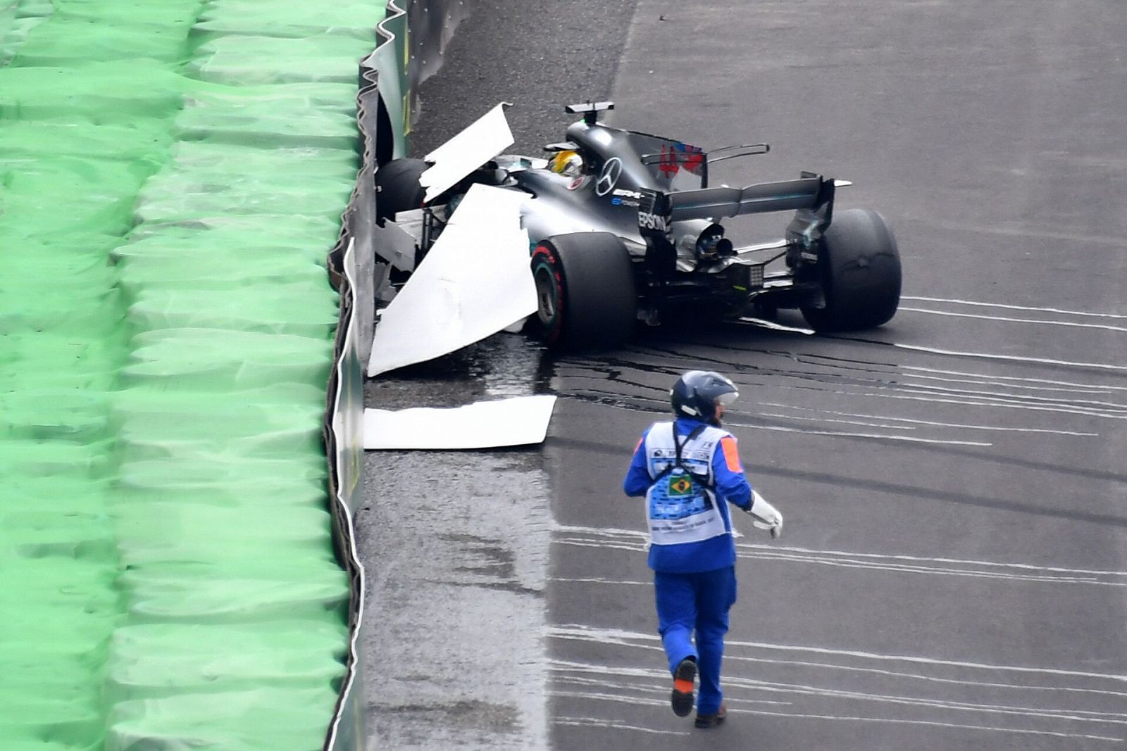 Hamilton estrella su monoplaza en la calificación del GP de Brasil.