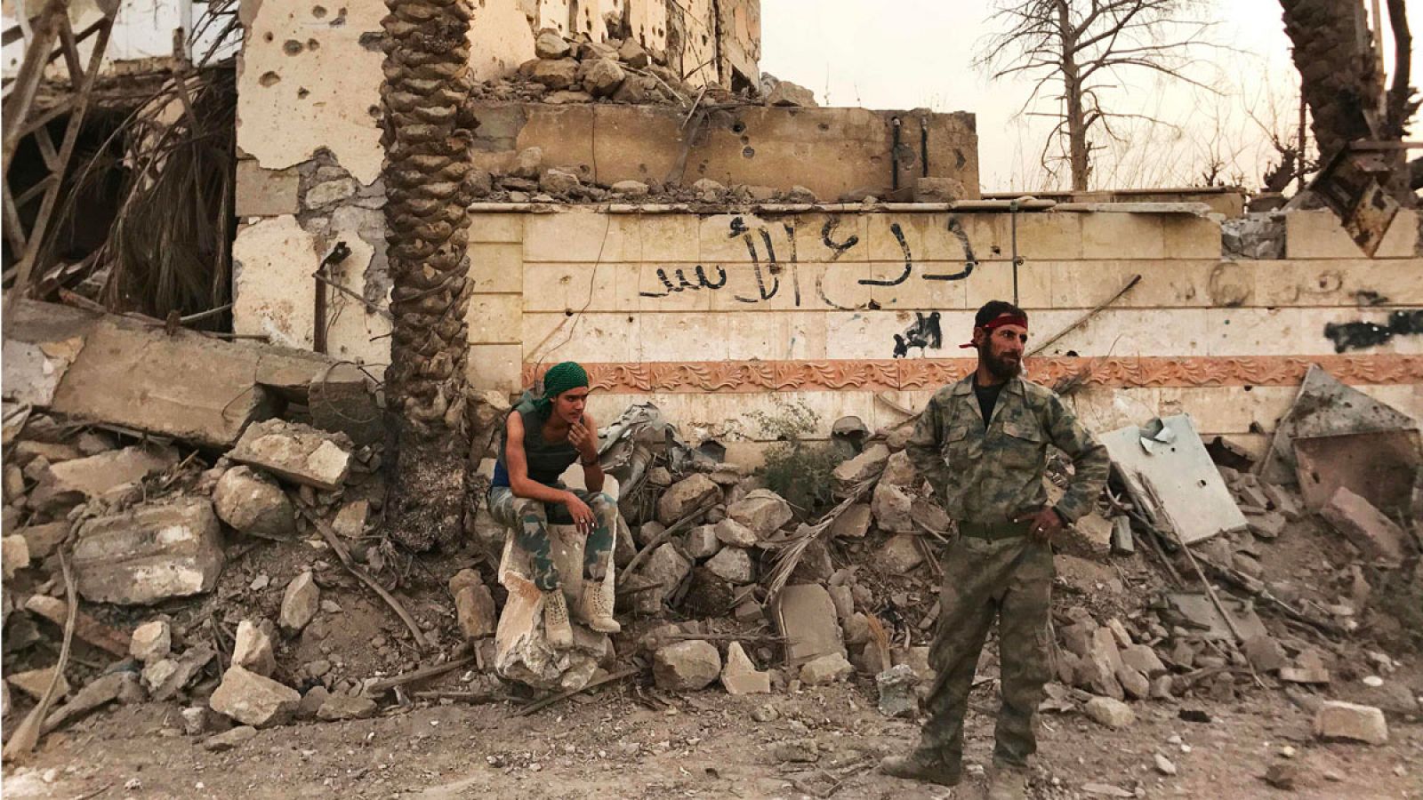 Miembros de las fuerzas sirias al norte de Deir al Zur