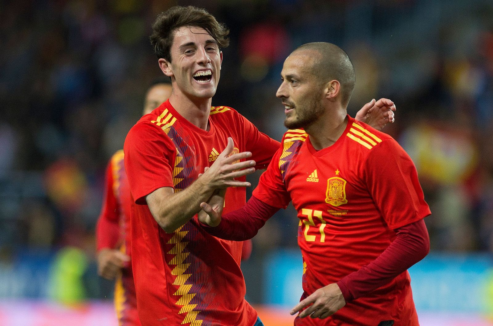 Silva (d), felicitado por Odriozola