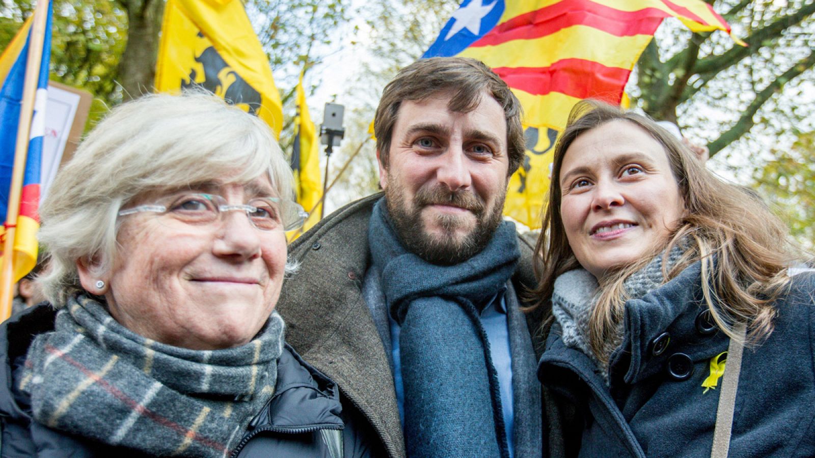 Los consejeros de la Generalitat cesados Clara Ponsatti (Educación), Antoni Comin (Sanidad) y Meritxell Serret (Agricultura) durante una protesta en Bruselas convocada por la ANC