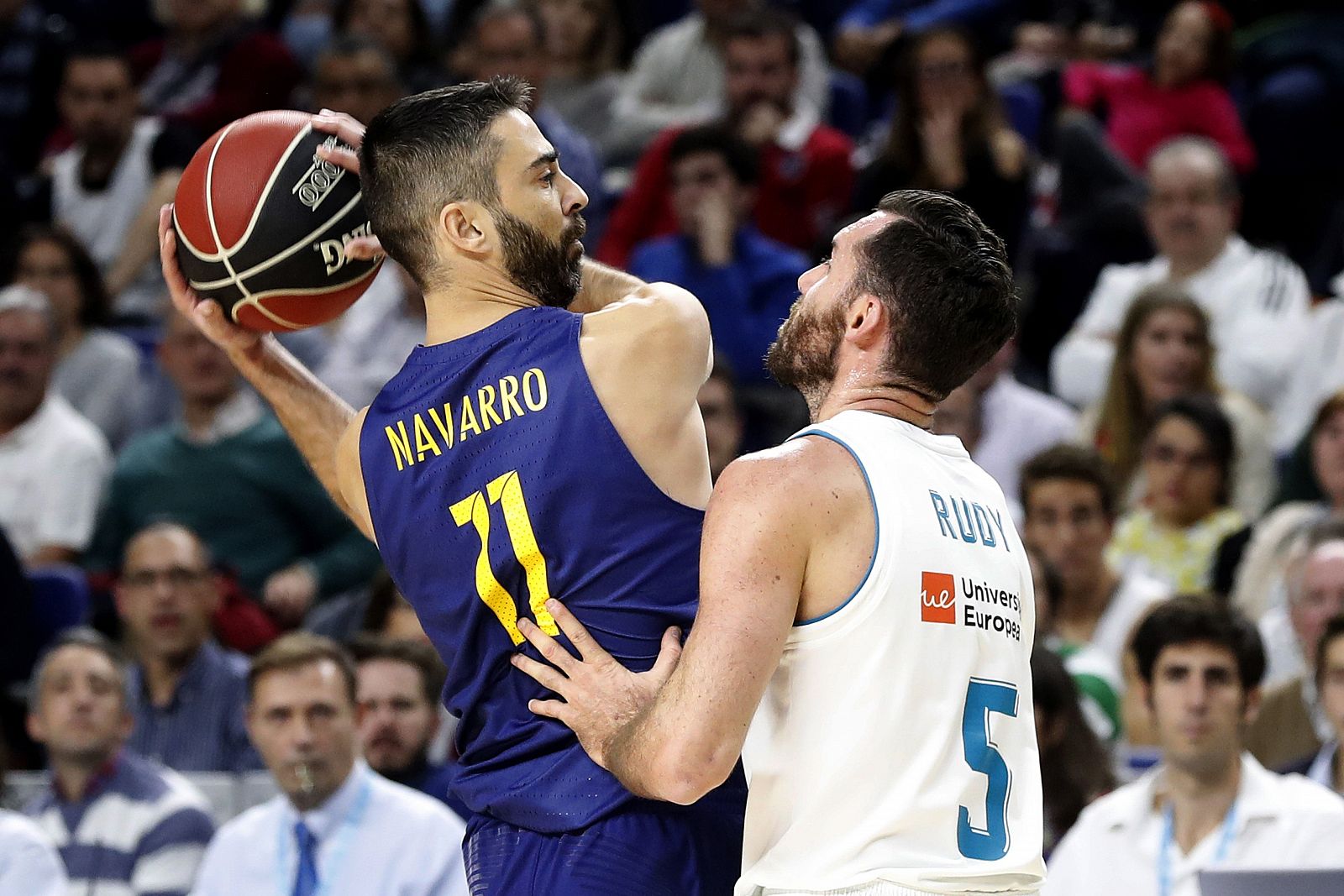 Juan Carlos Navarro (i) con el balón ante el alero del Real Madrid, Rudy Fernández durante el partido.