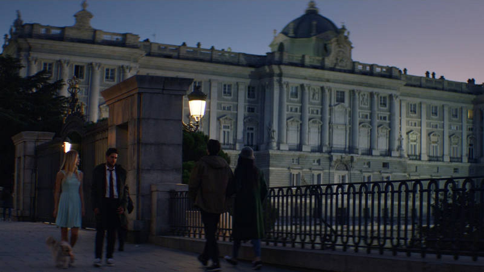 Los protagonistas del anuncio de la Lotería de Navidad delante del Palacio Real de Madrid