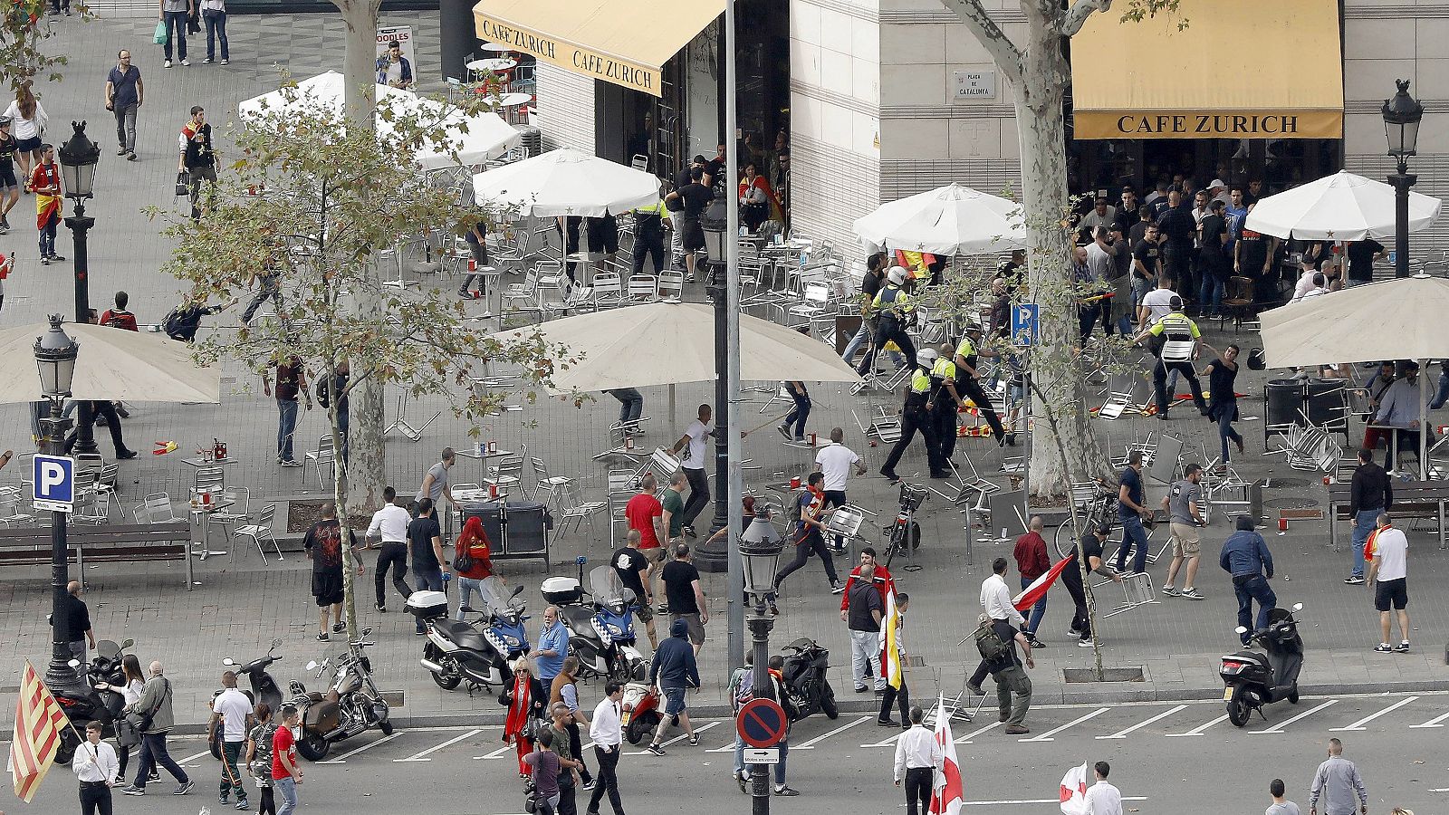 Imagen de la batalla campal del pasado 12-O en la Plaza de Cataluña de Barcelona.