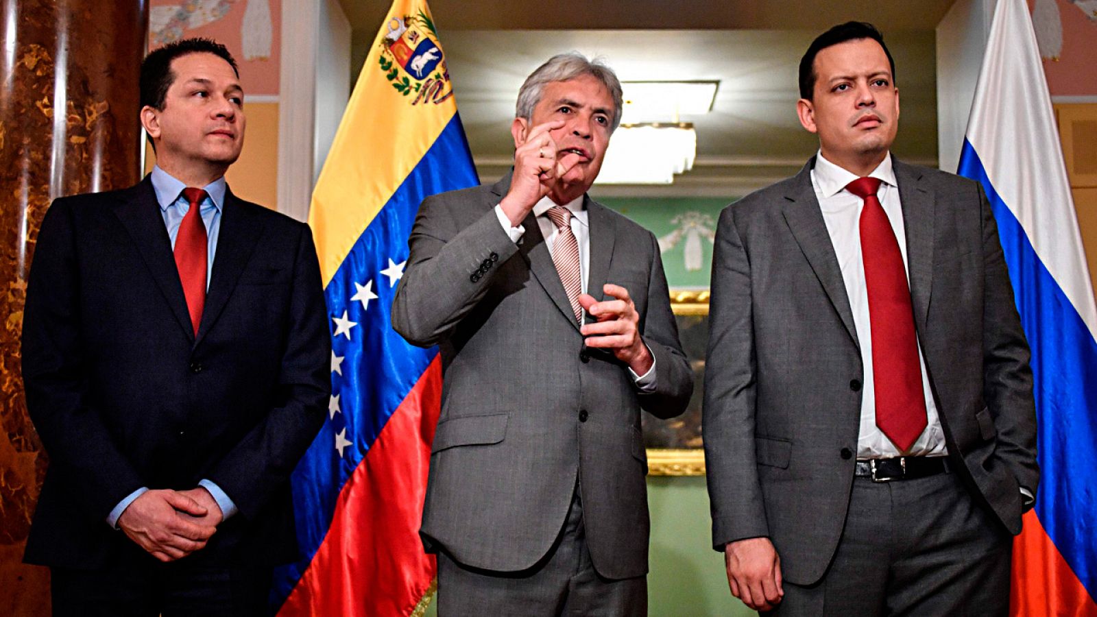 El vicepresidente económico venezolano, Wilmar Castro Soteldo, explica el acuerdo de refinanciación con Rusia flanqueado por el embajador en Moscú, Carlos Rafael Faria Tortosa, y el ministro de Finanzas, Simon Zerpa