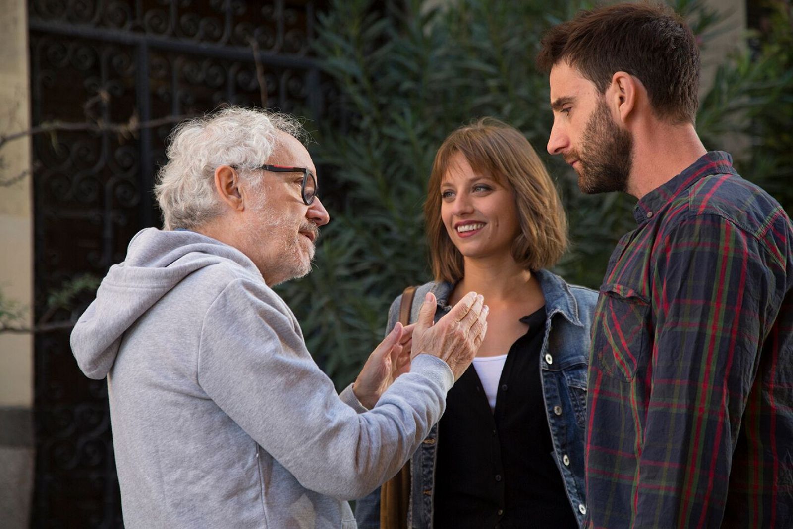 Michelle Jenner y Dani Rovira con Emilio Martínez Lázaro en el rodaje