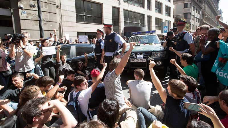 Momento de los altercados en Barcelona el 20 de septiembre cuando agentes de la Guardia Civil trataban de sacar cajas de de la conselleria de Exteriores
