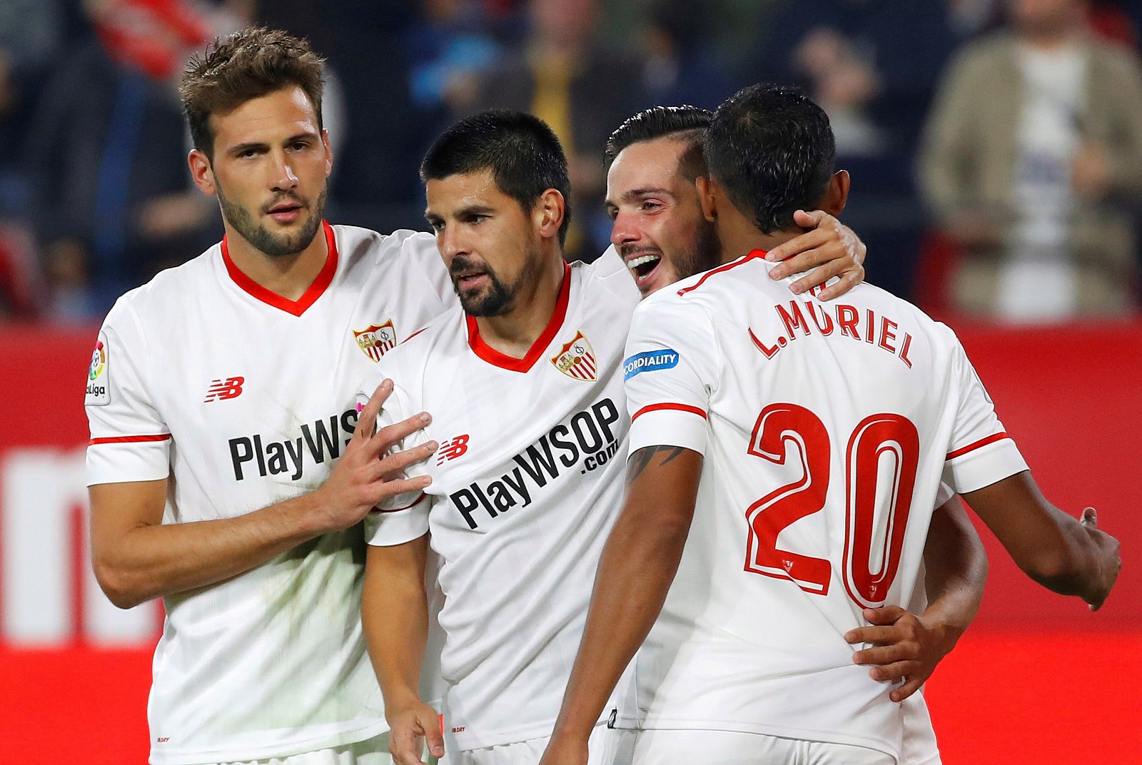 Los jugadores del Sevilla felicitan a Manuel Agudo "Nolito" (2-i) tras marcar el segundo gol ante el Celta