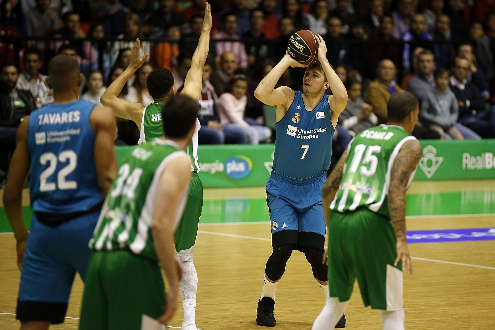 Victoria contundente del Madrid en la cancha del Betis (63-98).