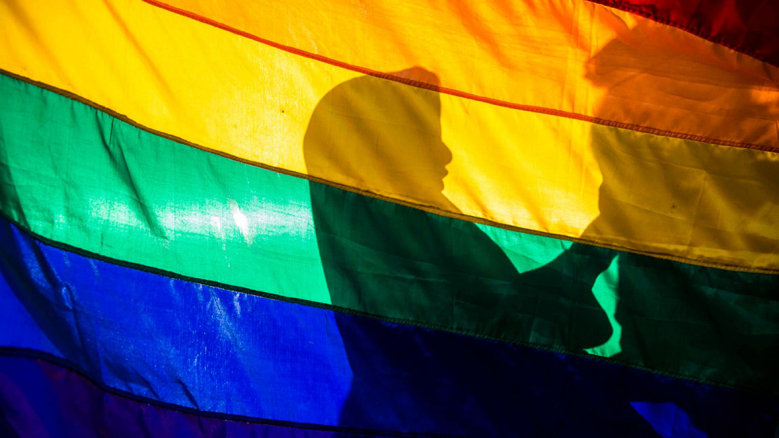 Imagen de archivo de una bandera arcoíris en una manifestación del Orgullo Gay