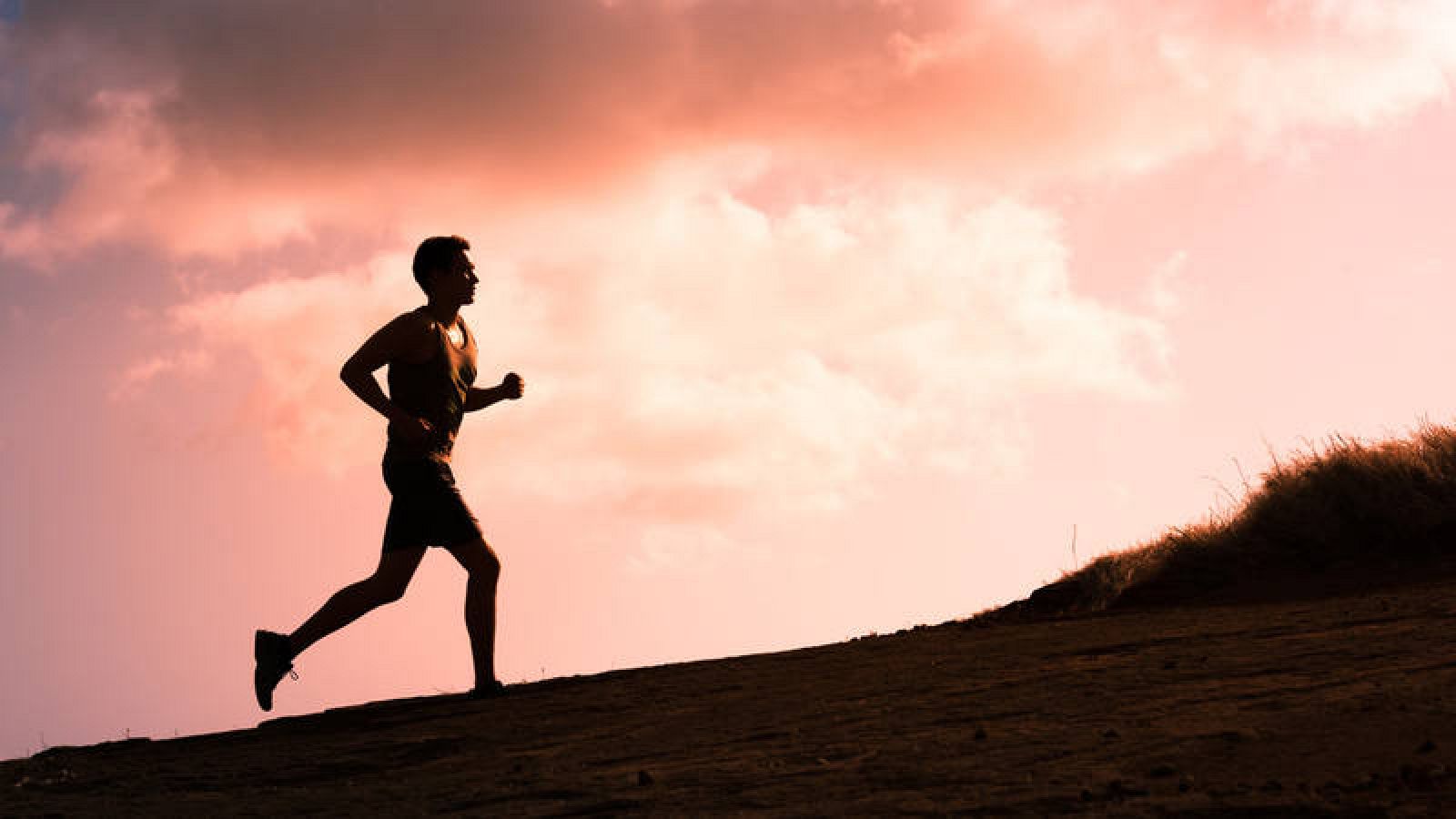 Un hombre practicando ejercicio aeróbico