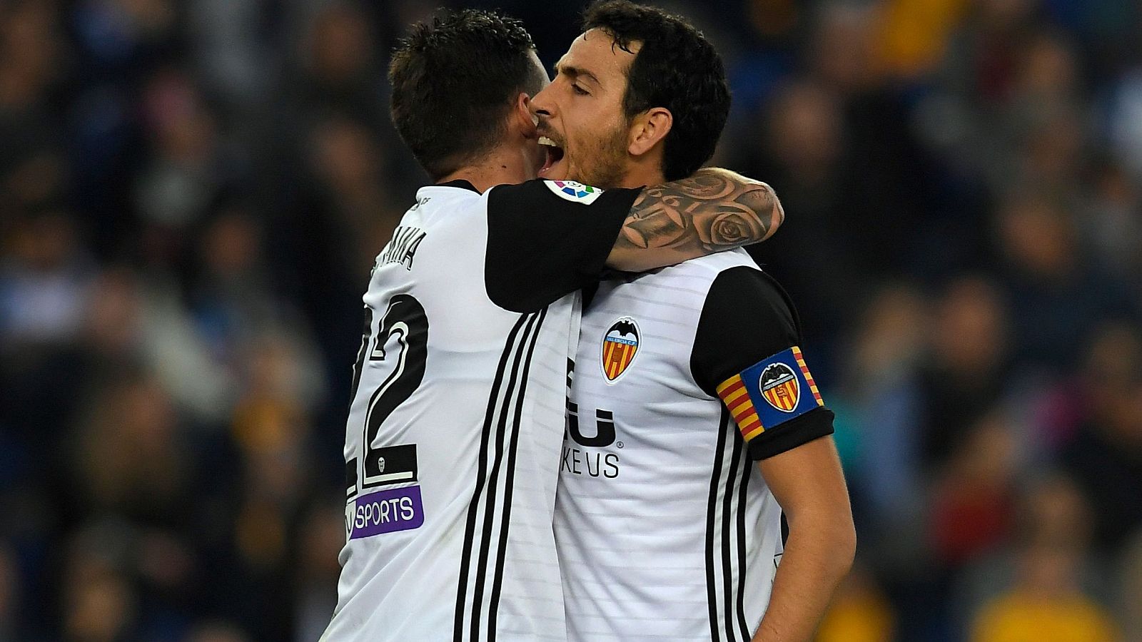 Santi Mina y Parejo se abrazan en el partido contra el Espanyol.