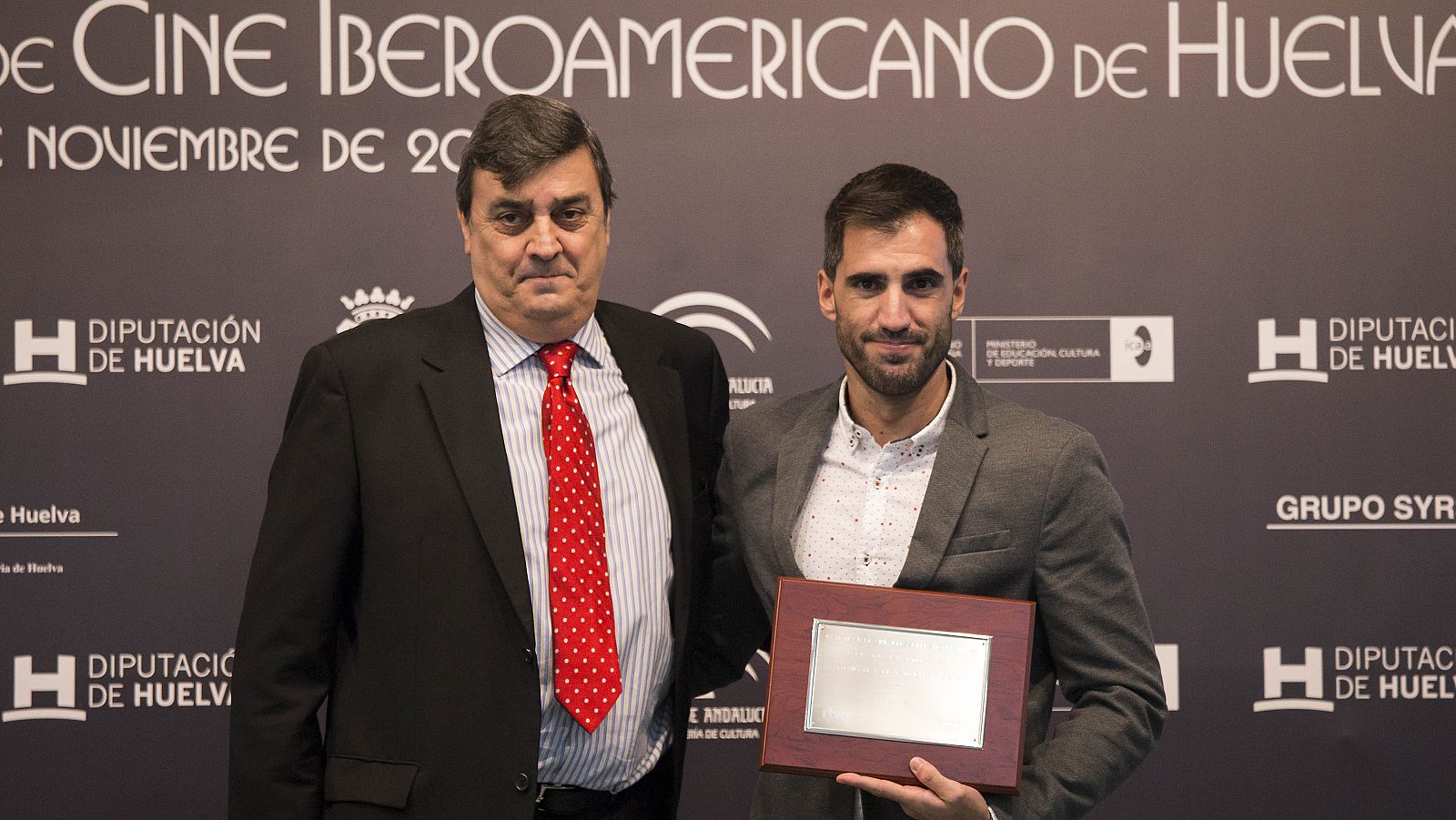 Antonio Szigriszt entrega premio