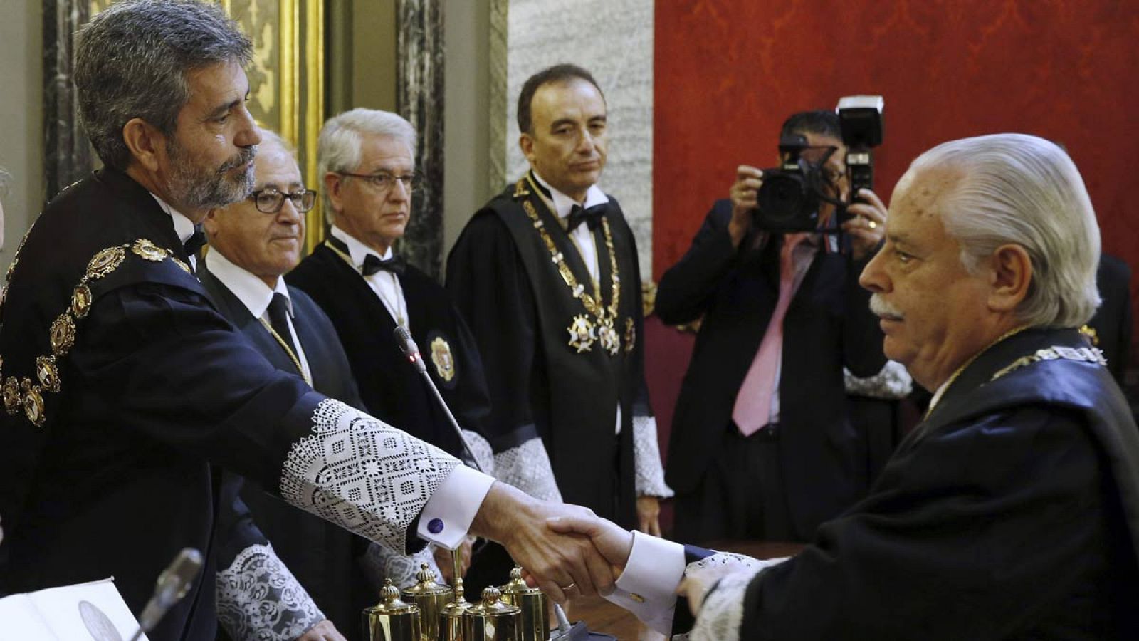 El teniente fiscal del Tribunal Supremo Luis Navajas saluda al presidente del Supremo, Carlos Lesmes.