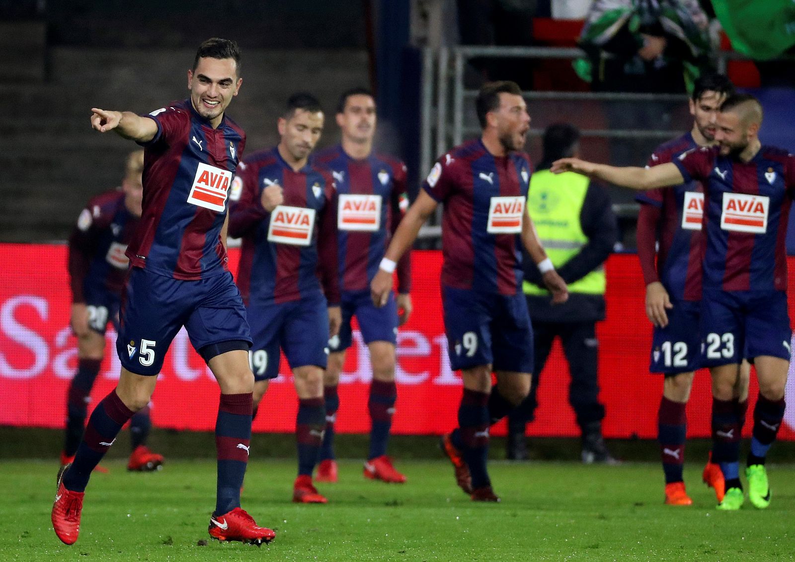 Los jugadores del Eibar celebran el gol conseguido por Escalante ante el Betis.