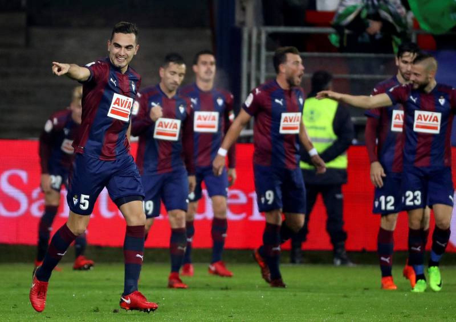 Los jugadores del Eibar celebran el gol conseguido por Escalante ante el Betis.